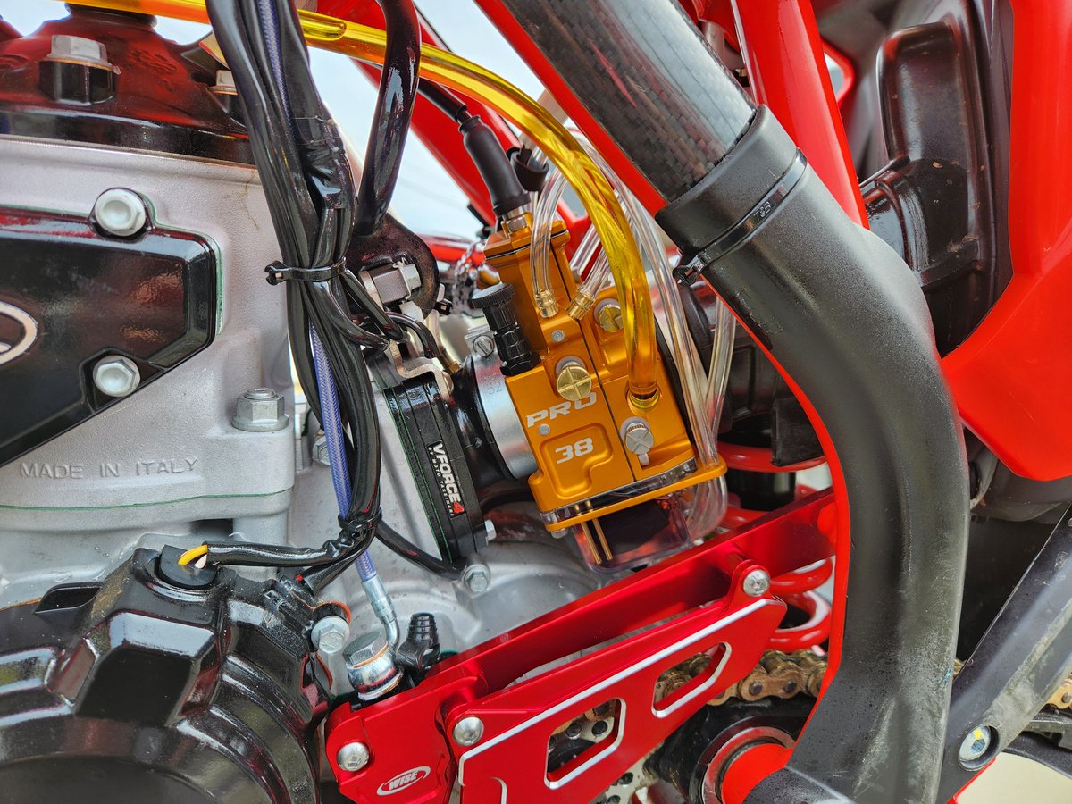 nagmotors's tweet image. とりあえず、店のクロトレへ投入！
横倒しにしても「オーバーフロー無し」しばらくおいて再始動しても「かぶり無し」確認！
#lectron