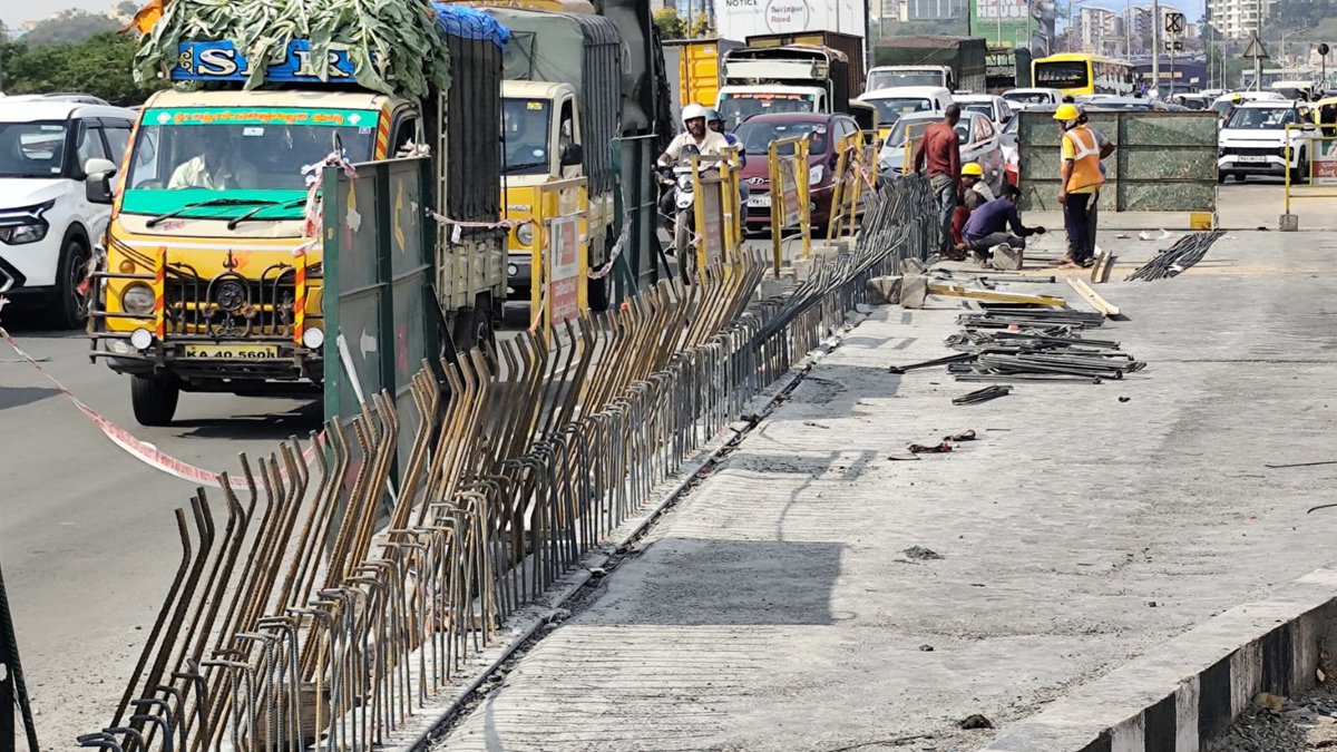 The #BDA has commenced construction of a concrete barricade to facilitate the dismantling of two spans of the congested #Hebbal flyover. Photos credit - Chethan Shivakumar