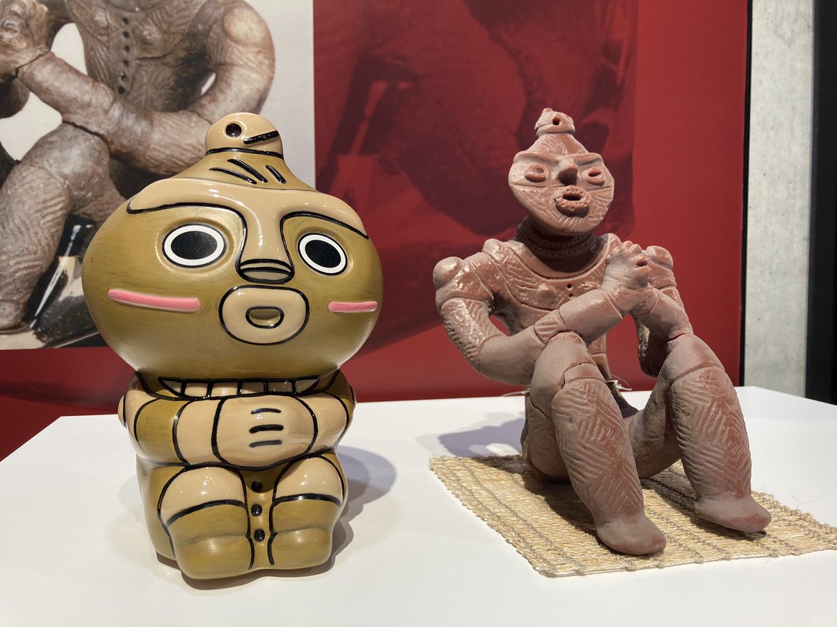 八戸是川縄文館　合掌土偶レプリカ 是川縄文館の1階にある合掌土偶のレプリカとツーショットだるん
