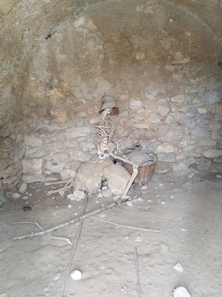Dpujado77's tweet photo. Després ens preguntem el perquè d'espais històrics tancats. Ja no tenim respecte per res, ni que sigui una reproducció. Jo proposaria posar un vidre a la porta. Així, almenys no podran utilitzar l'esquelet de diana amb pals o pedres...
#Cuidem
#Llegendes
#Olèrdola
#Penedès https://t.co/qrQVgnitie
