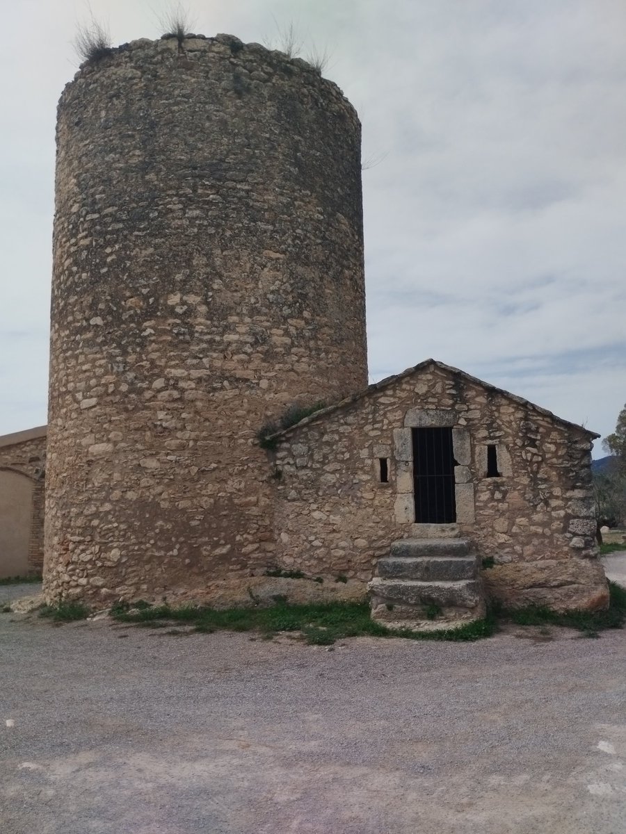 Dpujado77's tweet photo. Després ens preguntem el perquè d'espais històrics tancats. Ja no tenim respecte per res, ni que sigui una reproducció. Jo proposaria posar un vidre a la porta. Així, almenys no podran utilitzar l'esquelet de diana amb pals o pedres...
#Cuidem
#Llegendes
#Olèrdola
#Penedès https://t.co/qrQVgnitie