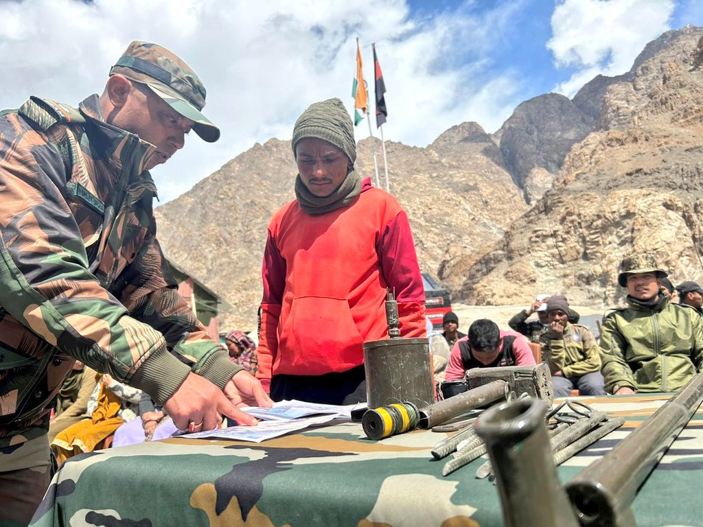 On  International #MineAwarenessday, Forever in Operations Division alongwith community members of border villages of #Ladakh came together to raise and share awareness on landmines.
#progressingJK#NashaMuktJK #VeeronKiBhoomi #BadltaJK #Agnipath #Agniveer #Agnipathscheme