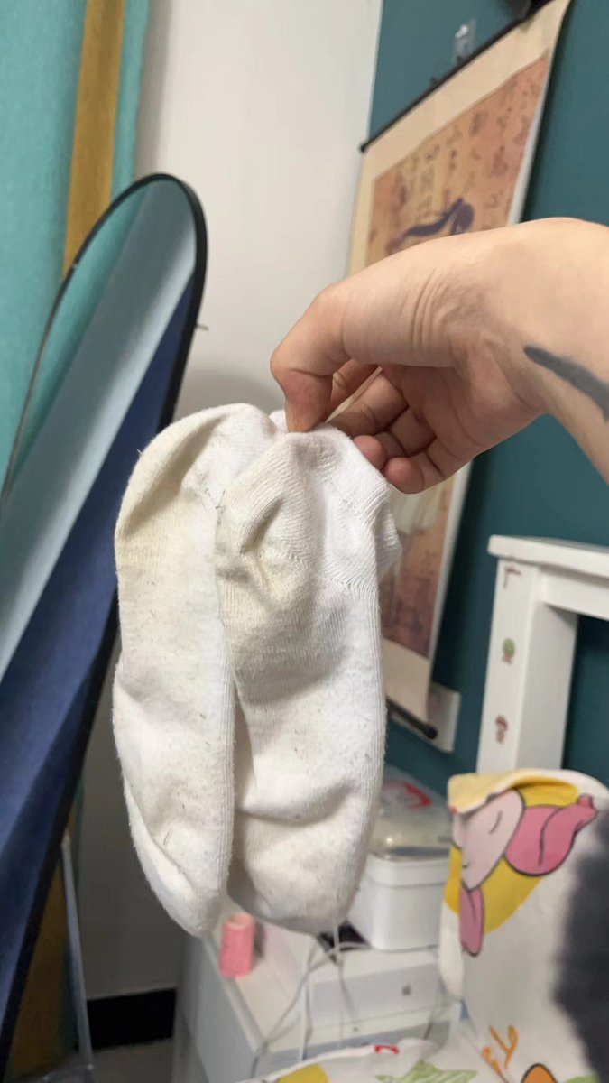 出她的原味，可以拍视频照片上脚验证，需要的私信。 https://t.co/8P3tPPB6sN
