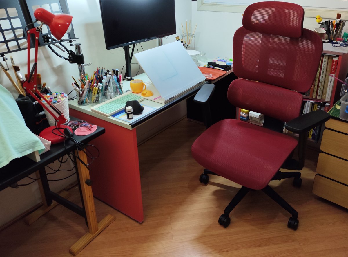 FogoM1's tweet photo. Meu espaço para pintar e desenhar  #elementsbrasil #絵描きさんの作業環境が見たい #cadeirasophyvermelha #pranchetaparadesenhodaoliseiten https://t.co/uNBjBWYnuh