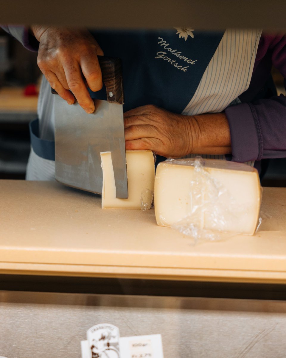 It's your last chance this spring to enjoy the historical and culinary village tour ⛰️ This tuesday from 1.30 pm a guide will tell you everything you need to know about Grindelwald 🧀This offer will be back in Summer ☀️ bit.ly/HistoricAndCul… 📷 instagram.com/cunodebruin/