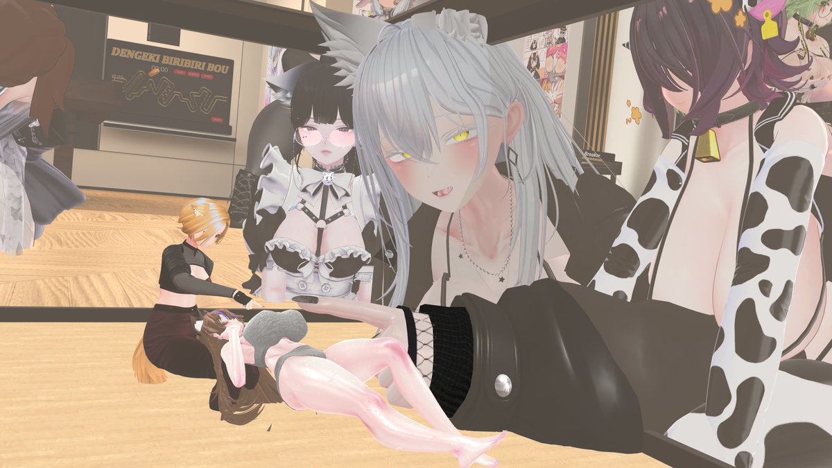 こうやって推し達が遊びに来てくれて導入したギミックでわちゃわちゃしてるのとても良い…! (@mengur_vrc) 