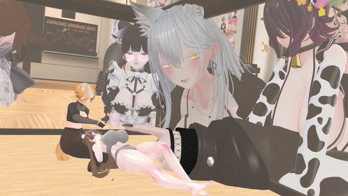 こうやって推し達が遊びに来てくれて導入したギミックでわちゃわちゃしてるのとても良い…! (@mengur_vrc) 