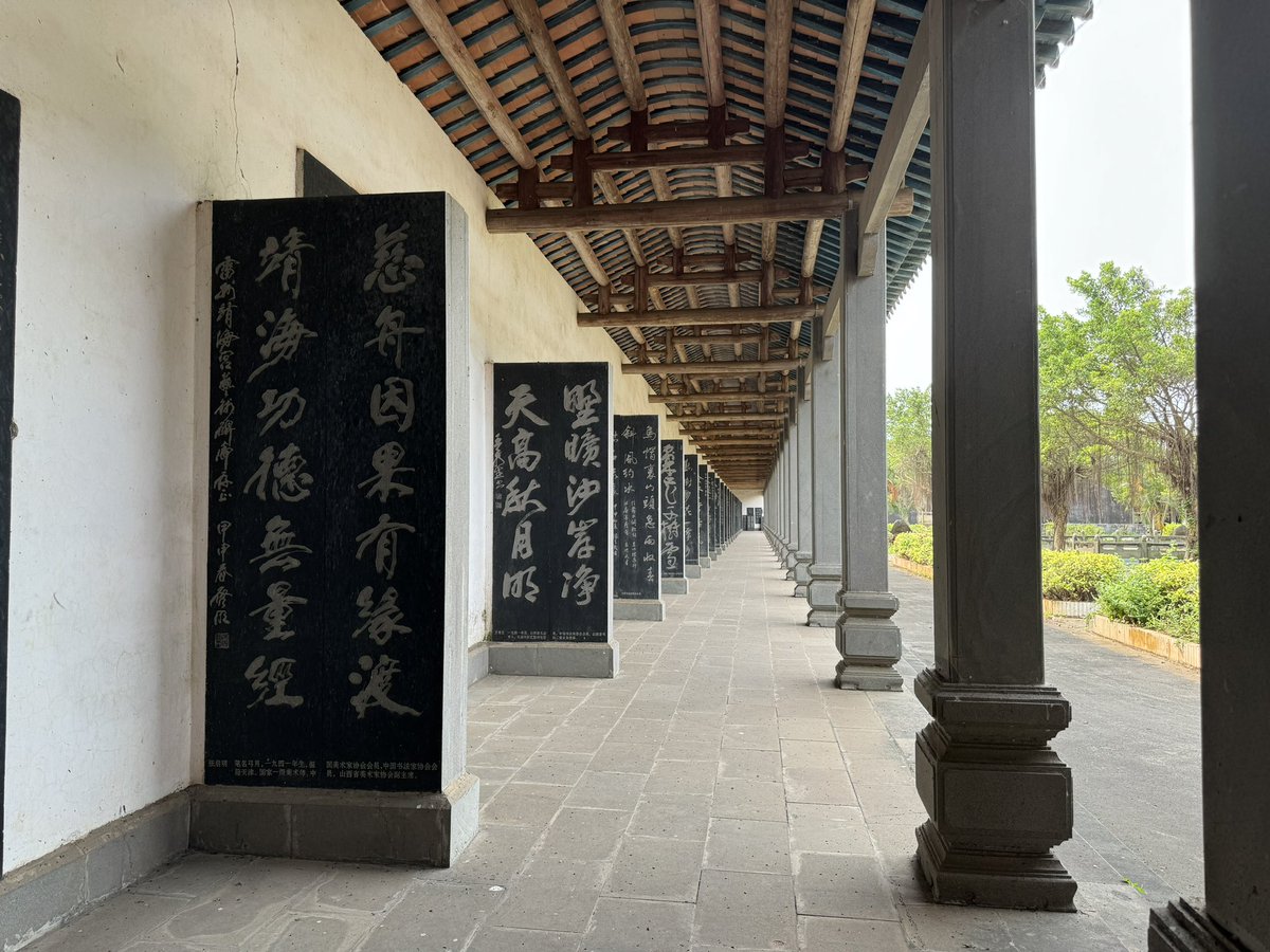 这次在雷州见到了很像武侠小说场景的地方

结满蛛丝的祖庙后面藏着各个书法家的作品，它们就在那里静静地伫立着