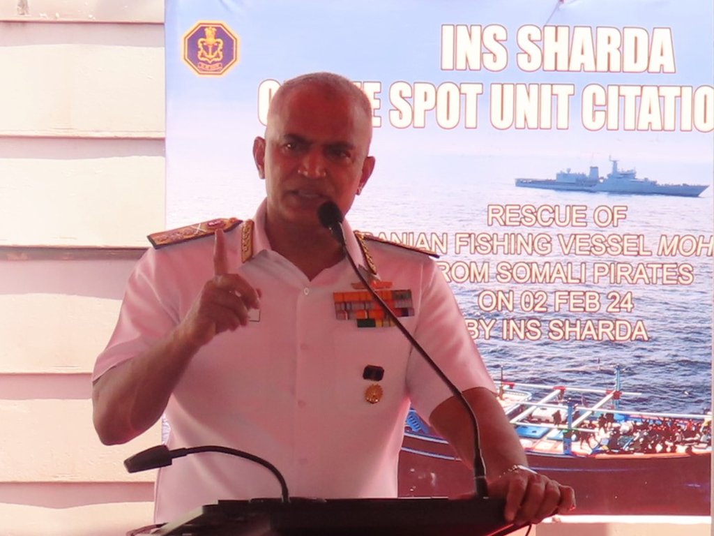 #INSSharda awarded 'On the Spot Unit Citation' by Adm R Hari Kumar #CNS, for successful conduct of anti piracy Ops rescuing all 19 crew members of Iranian #FVOmari from Somali pirates. Swift & decisive actions by ship in challenging conditions saved precious lives at sea…