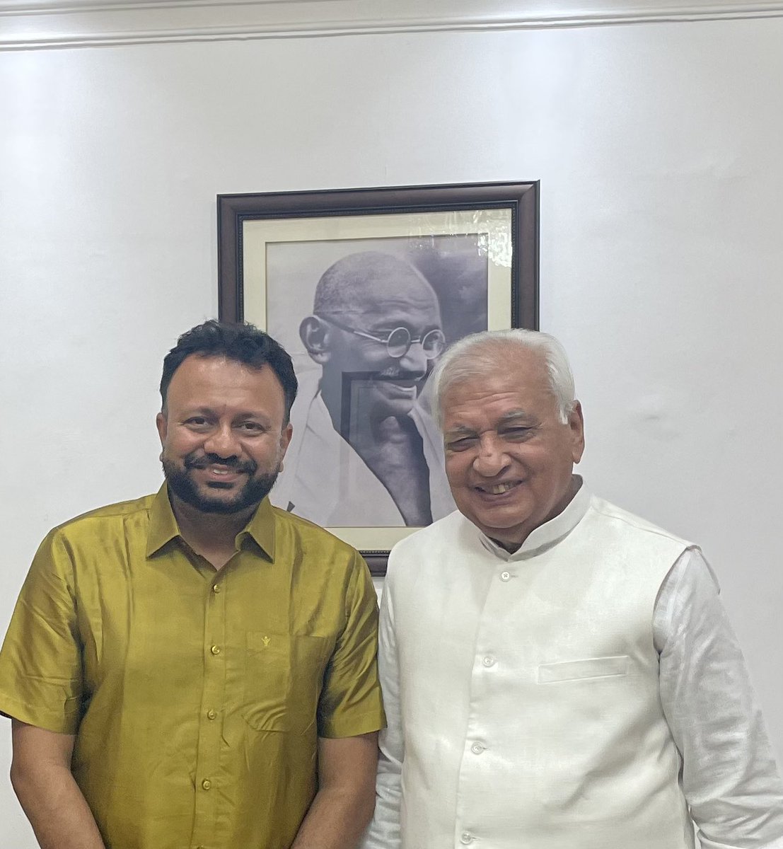 With Mr. Arif Mohammed Khan <a href="/KeralaGovernor/">Kerala Governor</a> - a brilliant soul, great academician and gutsy governor! We need progressive, courageous leaders like him who exactly understand the nuances of religion and Bharat. Thanks sir for inviting over dinner with my father <a href="/PrakashJavdekar/">Prakash Javadekar</a>