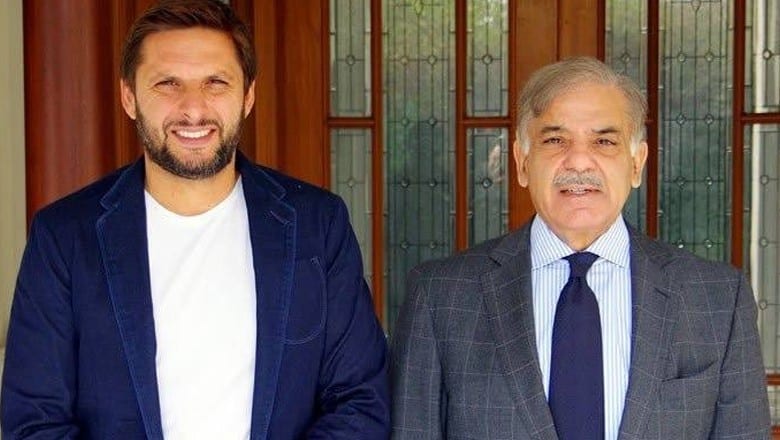 🚨 Shahid Afridi was personally approached by PM Shehbaz Sharif to head two ministries, ministry of sports and ministry of youth. However, he respectfully declined both offers to focus on his own foundation.