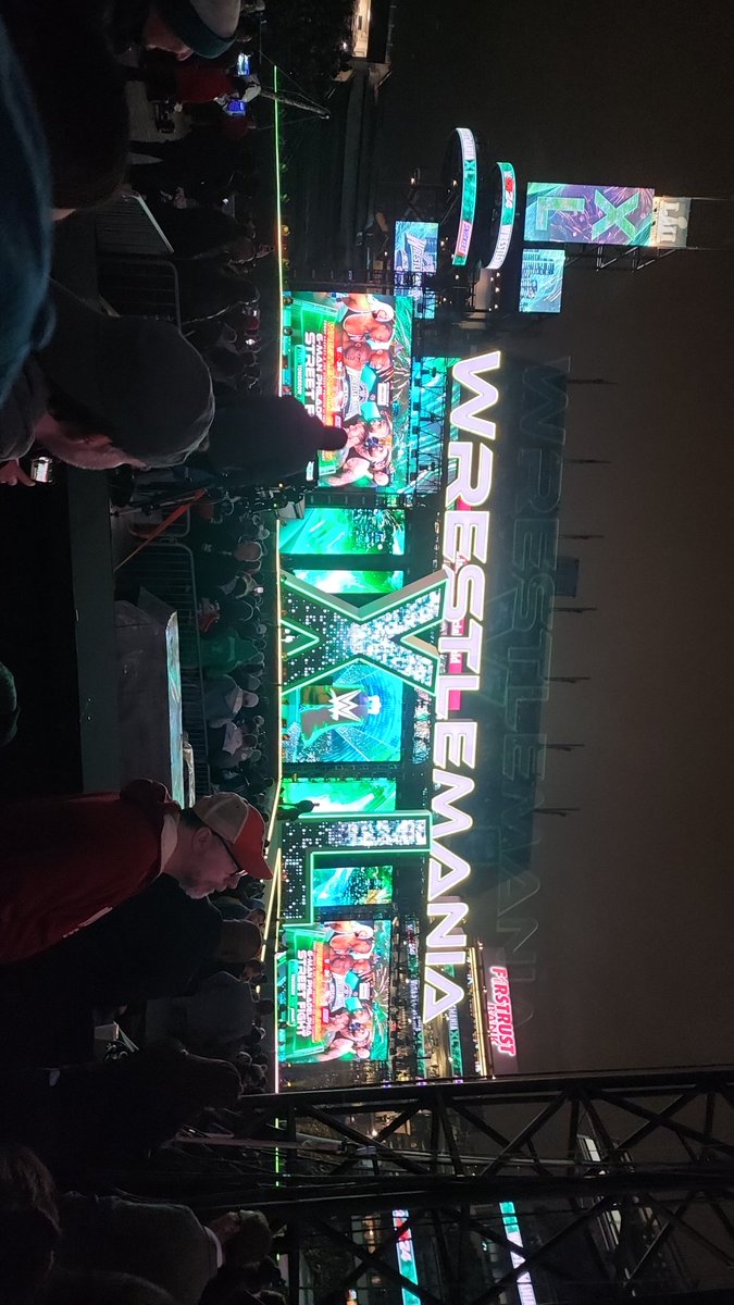 Incredible Night! #WrestleManiaXL 
<a href="/gkittle46/">George Kittle</a> appreciate the flick😎🤝