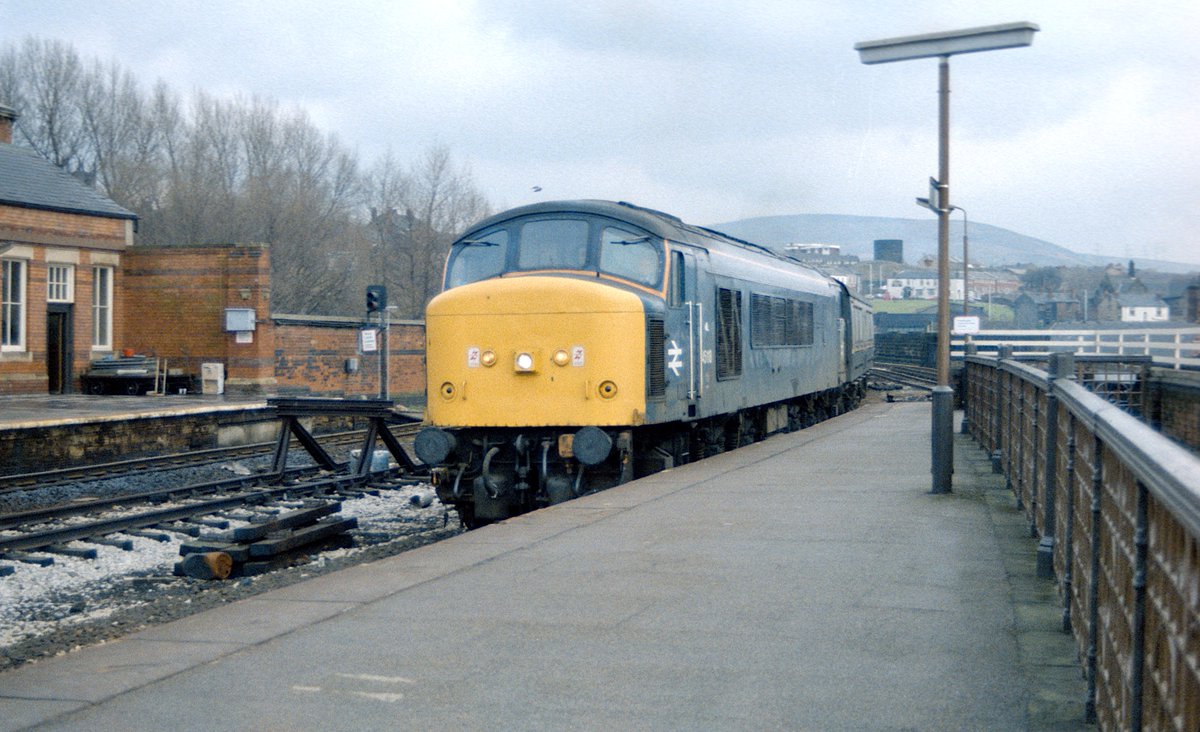 STALYBRIDGE: 45118
Towards the very end of the peaks on the TransPennine 45118 drops into Stalybridge in spring 1987.