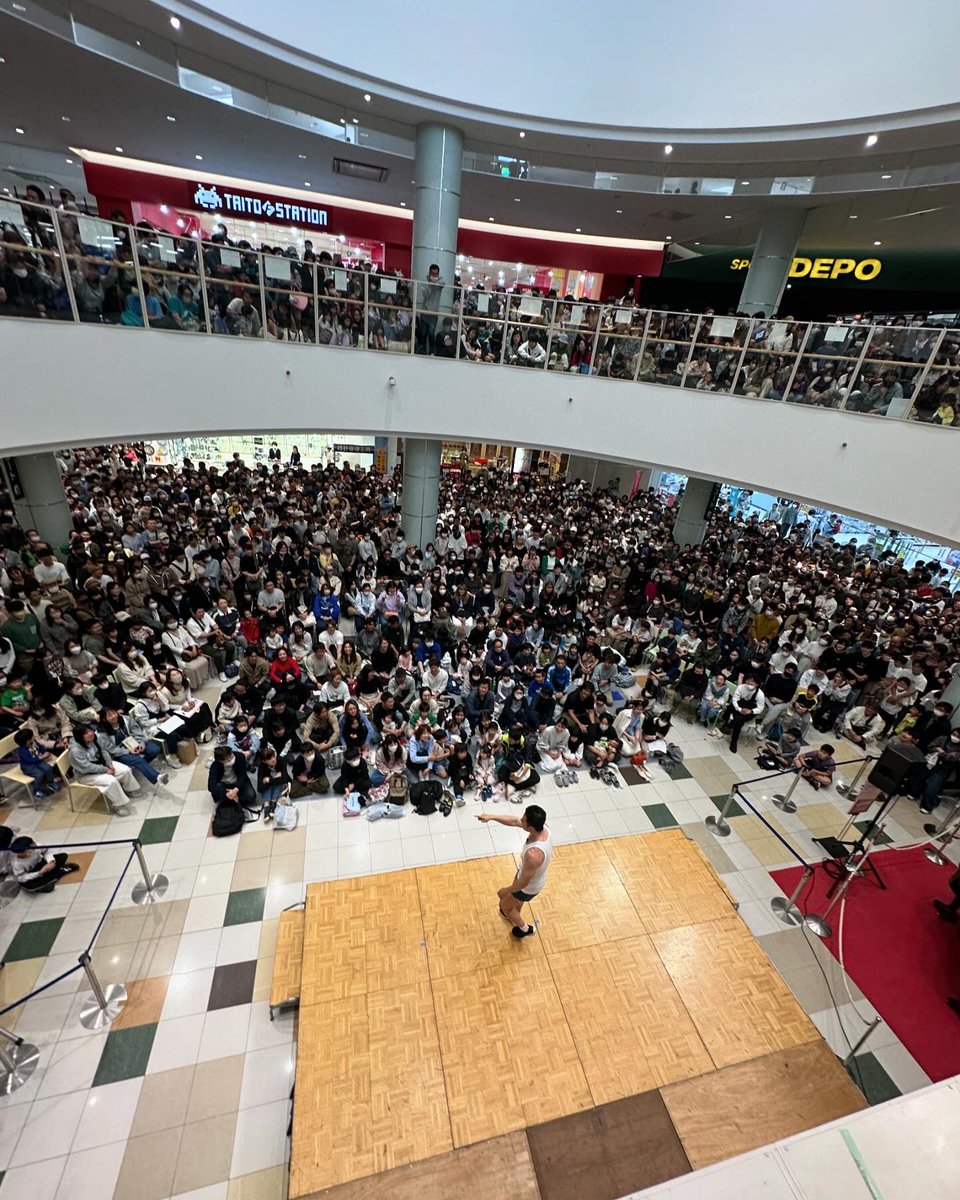 kinnikun0917's tweet photo. 本日は、静岡県浜松市にあります
「プレ葉ウォーク浜北」さんのイベントに出演させて頂きました。

なんと、超超満員の約2000名の方々にお越しいただきました。

皆様、大変盛り上げていただきましてありがとうございました。

飴が取れなかった春...2024

パワー
なかやまきんに君 https://t.co/SJ6bQlyIIG