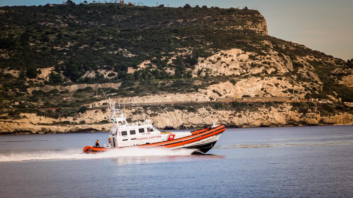 #BuonaDomenica dalla #GuardiaCostiera ⚓ 🇮🇹 Sempre #AlServizioDegliAltri