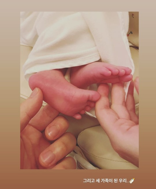 #LeeSeungGi and #LeeDaIn celebrated their 1st wedding anniversary by revealing their daughter's photo for the first time.

The couple, who got married last year after dating for 2 years, announced the arrival of their daughter in February.

#이승기 #이다인