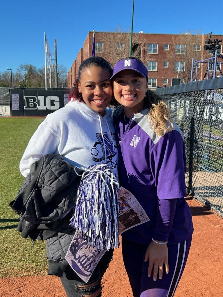 KasidyRaye02's tweet photo. Spent the day watching Northwestern sweep in a DH against Michigan. Also was able to meet one of my favorite players! 💜🤍🥎 @NUSBcats @KB_Wildcats https://t.co/xMwT0UgizI