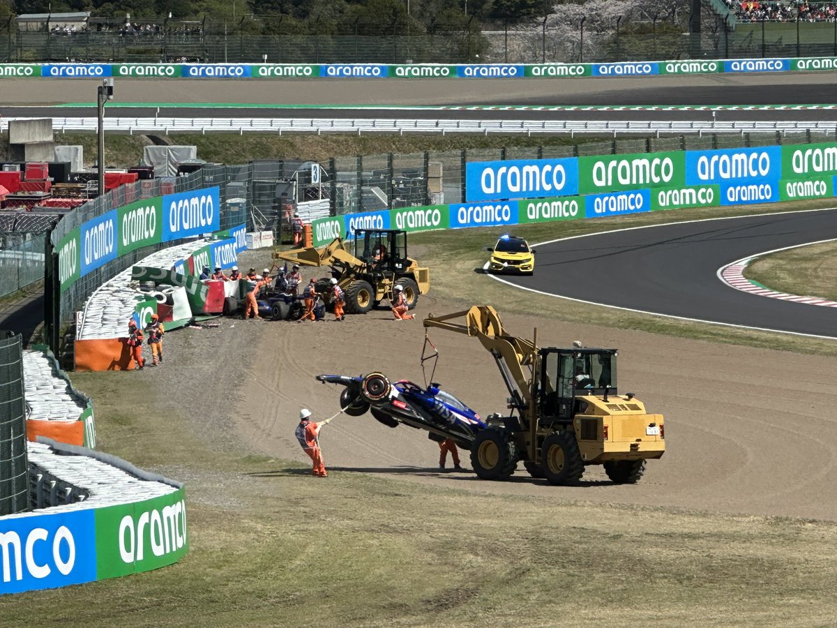 ryu_realracing's tweet photo. F1🏎

スタート直後、目の前でクラッシュ

赤旗中断🚩

#F1 #japaneseGP https://t.co/RmwKDGIdDd