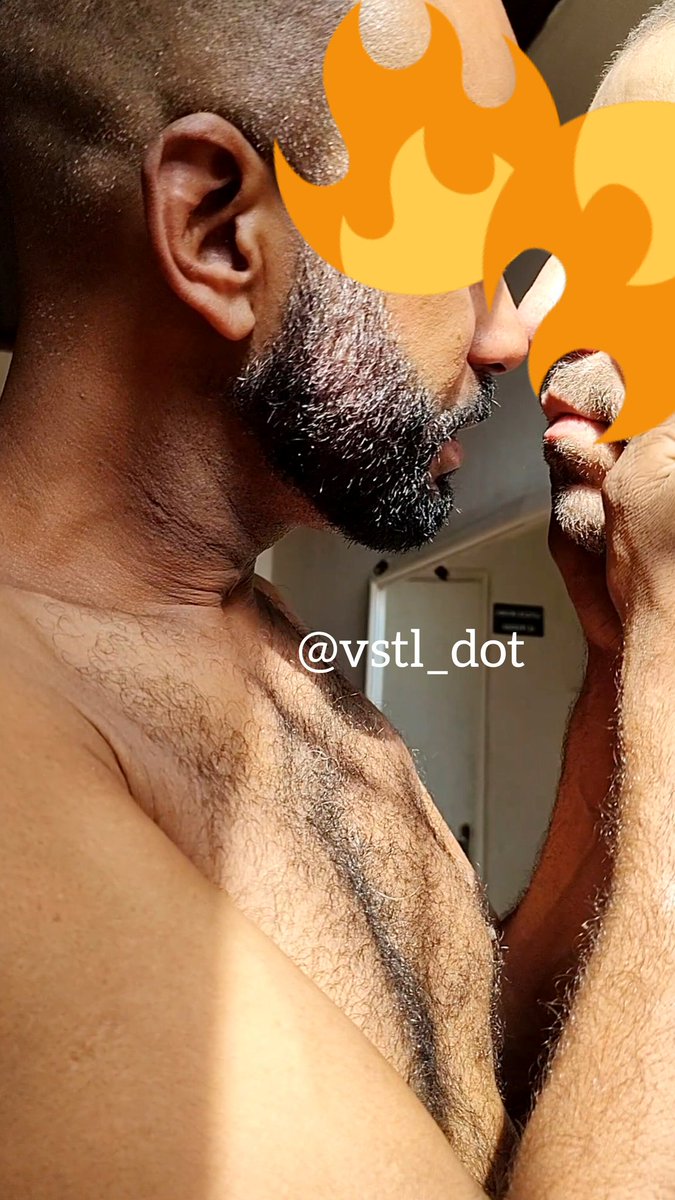 vstl_dot's tweet image. A boca dele é super macia! Beija gostoso pra kralho o filho da mãe, e tava com um leve sabor de carotinho🤭😏