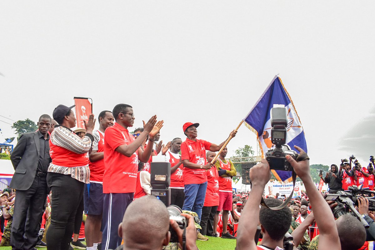 The Chief Guest, Nalinya Lubuga Dr. Agnes Nabaloga, who is standing in place of the Kabaka, has thanked the runners for showing up to fight against HIV/AIDS and officially flagged off the #KabakaBirthdayRun2024 (📸:@Airtel_Ug) #RefreshWithNivana