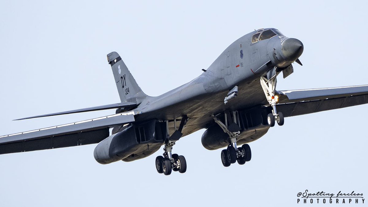 air_comment's tweet photo. HOWLR51 85-0061/86-0124 🇺🇸 B1 Lancer Landing LEMO.
#dive #b1 #b1lancer #bombardero #cazabombardero #lemo #basemoron #morondelafrontera #military #spottingfercleos #spotter #spotting https://t.co/1qIbVQP5oV