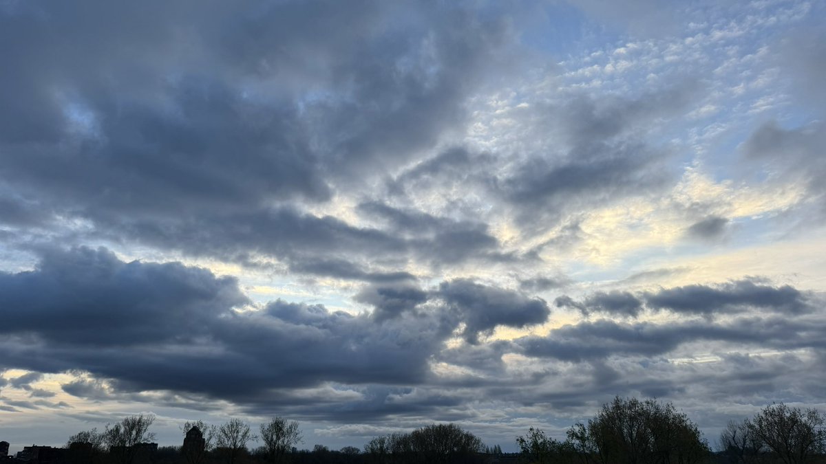 baara_a's tweet photo. Goedemorgen op de spannendste dag van het jaar voor sommige 😃 maak er een sportieve dag van 💪
#uitzicht #anitasview #landscapephotography #landscape #wolken #sky #clouds #7apr #7Abril #Sunday #zondag #feyaja https://t.co/ikP3dMI9rv