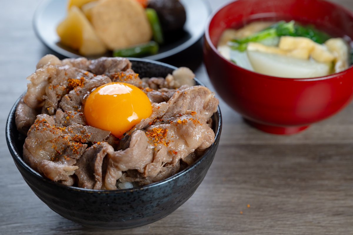 4月7日の昼ごはん
すき焼き丼

親戚が送ってくれたすき焼き用の和牛♡
すき焼きにするとお酒が止まらなくなるから鳥羽シェフのレシピを参考にしてすき焼き丼で頂きました⭐︎

#おうちごはん
#シズるチャンネル