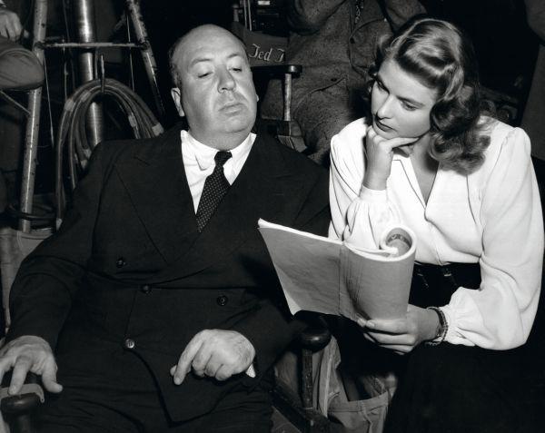 Ingrid Bergman y Alfred Hitchcock repasan el guión de Notorius (1946).