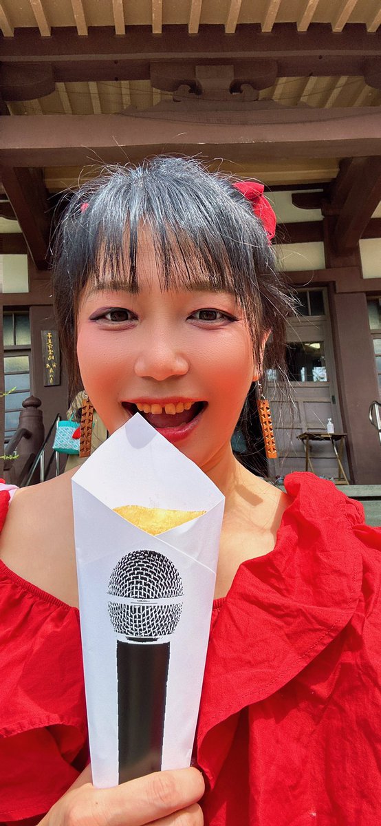 mayumi_youmou's tweet image. 葉山の玉蔵院「花まつりWEEKEND」に来ていまーす❣️大学時代のお友達のタロット師ともみんがお洋服とタロットお店出してるよー🙌🍡クレープがマイク🎤！！
#花まつりWEEKEND
#玉蔵院