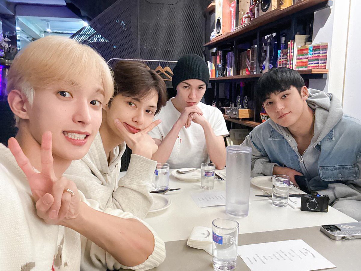 miwon17_'s tweet photo. big happy family!! https://t.co/an51bVjn54