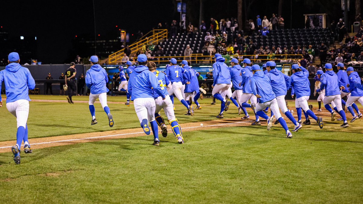 Quintt Landis drew a bases-loaded walk in the 10th inning to force in the winning run of a 4-3 walk-off over Oregon on Saturday night. UCLA pitchers limited the Ducks to just four hits in the game, and one over the final 4 2/3 innings. Recap: ucla.in/3POqIeP #GoBruins