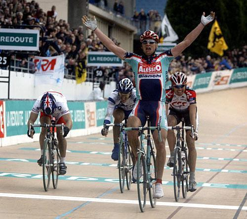 jmgheraille's tweet photo. Bon dimanche et bon @parisroubaix. Ce n'est pas toujours le grand favori qui gagne tant cette course est atypique. Pour preuve(s), ces 4 vainqueurs dont vous avez même peut-être oublié les noms... @ladh @LesNews24 #dimanche #ParisRoubaix #OGrady #Hayman #Backstedt #Vansummeren https://t.co/4BqQeMVDl2
