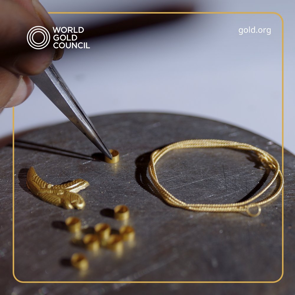 mygoldguide's tweet image. The magic of skilled craftsmanship and flickering flames come together to carefully mould 24 karats of gold into delicate yet beautiful masterpieces. 

#Sikkimjewellery #artofmaking #howtomake #culturalheritage #handmadejewellery #goldjewellery #traditionaljewellery