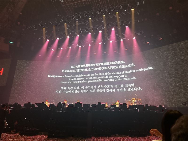 IU expressed her condolences to the earthquake victims! 'The whole audience burst into tears when the song 'Love Poem' came out' Expressing condolences and gratitude in 3 languages.Reporter Yang Yayun/Reporting from Taipei. (Photo/provided by readers)