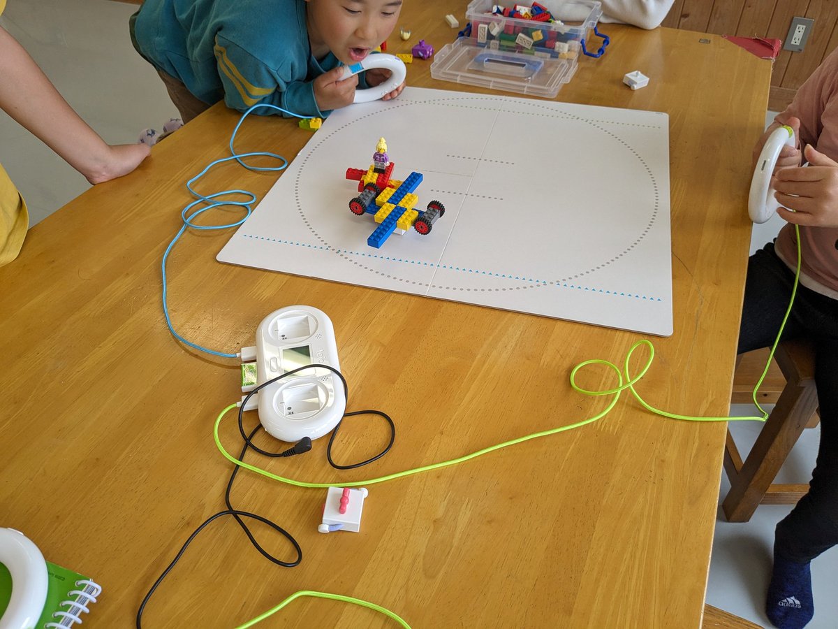 kazweda's tweet image. 終盤は相撲ごっこになりがち #toio #CoderDojo伊予