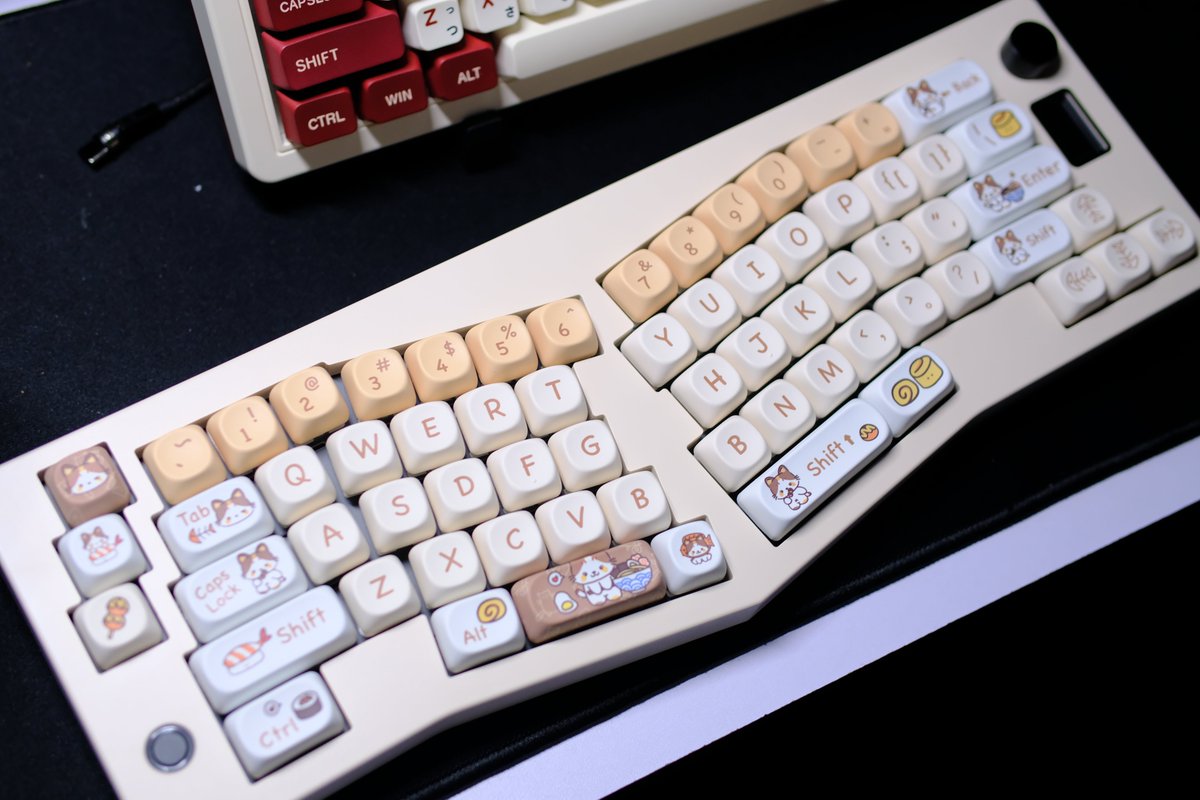 MissMBreene's tweet photo. Cutesy neko alice keyboard! These have very pillowy silent linears in them. https://t.co/flDa8FDXDW