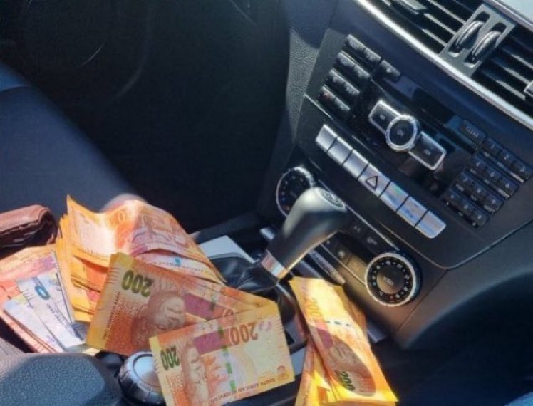 caleb_njabulo's tweet image. 🚨🚨🚨It’s GIVEAWAY TIME 🚨🚨🚨

comment with #DisoufengPub
#BigZuluBirthday

to win R200 🤗🤗 will be announcing the winners from 10:00

Good Luck 😉