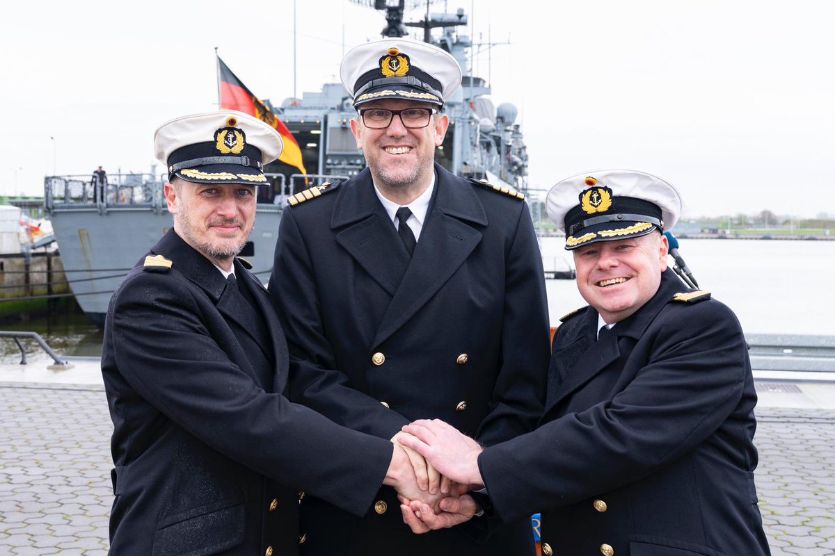deu_flotilla2's tweet photo. … und dann das Kommando über #Fregatte SACHSEN von #Fregattenkapitän Liebert übernommen … Insofern, herzlichen Glückwunsch &amp; alles Gute auf dem #Waffensystem #F124 👍 FKpt Liebert einen großen Dank sowie alles Gute &amp; viel Erfolg in der neuen Verwendung 🫡✊ …
(2/3) https://t.co/7vSkZgZLWw