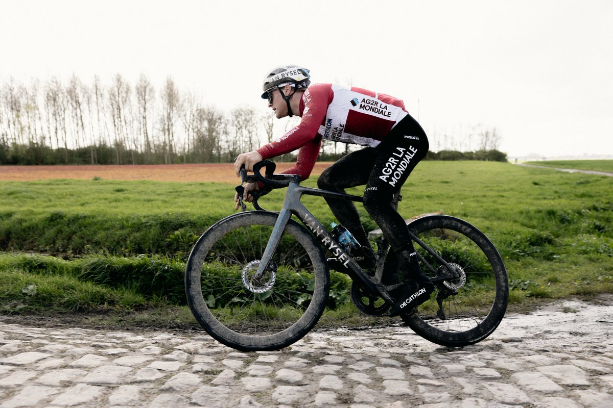 😈 Paris-Roubaix U23
📏 163,6km
🪨 24 secteurs pavés
⌚️ 11h00

#NewGen