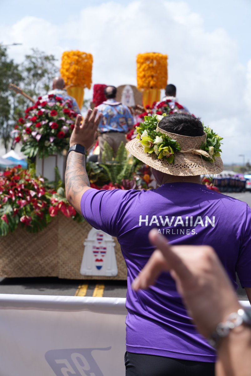 HawaiianAir's tweet image. In celebration of the 61st annual Merrie Monarch Festival, our employees gathered and walked alongside our float in the Royal Parade. 🌺💜

#MerrieMonarch #TeamKokua #HawaiianAirlines