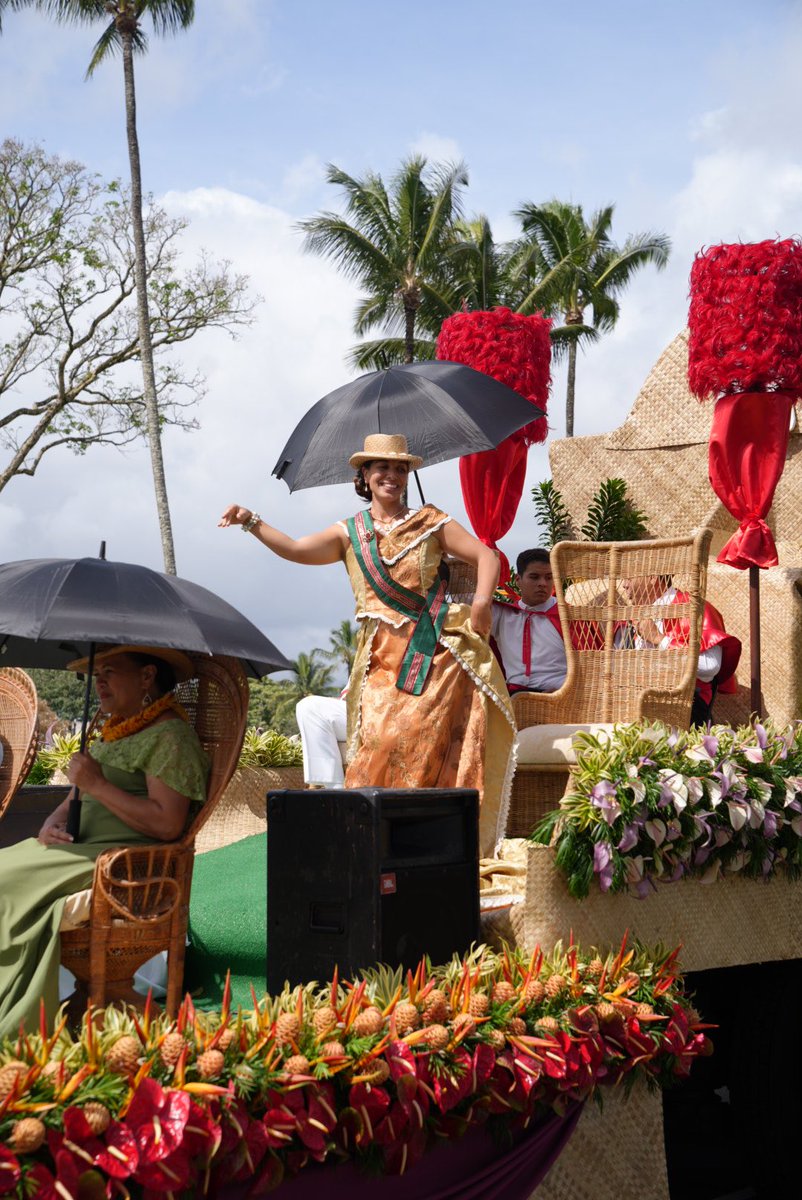 HawaiianAir's tweet image. In celebration of the 61st annual Merrie Monarch Festival, our employees gathered and walked alongside our float in the Royal Parade. 🌺💜

#MerrieMonarch #TeamKokua #HawaiianAirlines
