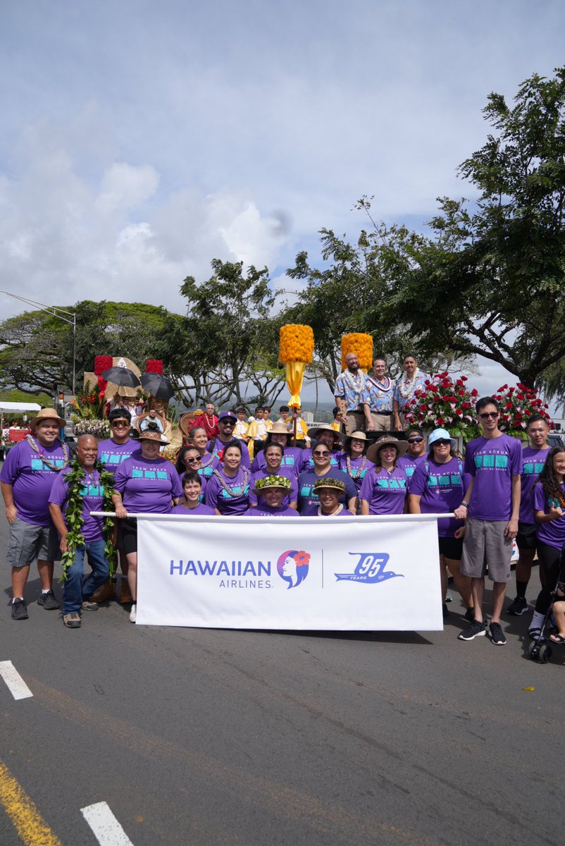 HawaiianAir's tweet image. In celebration of the 61st annual Merrie Monarch Festival, our employees gathered and walked alongside our float in the Royal Parade. 🌺💜

#MerrieMonarch #TeamKokua #HawaiianAirlines