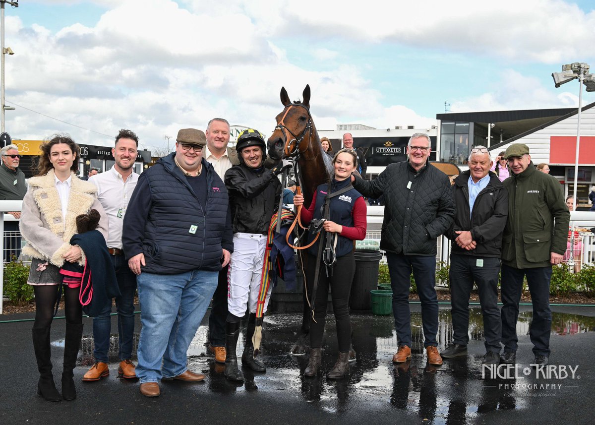 Happy connections after Accidental Legend’s win @UttoxeterRaces yesterday Thank you to @nigekirby for the photo