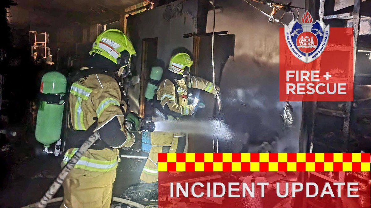FRNSW_RS3's tweet photo. @FRNSW responding to reports of building fire #WaggaWagga

Large of amount of smoke observed by #FRNSW firefighters enroute &amp; house well alight on arrival https://t.co/OShwbIs96f