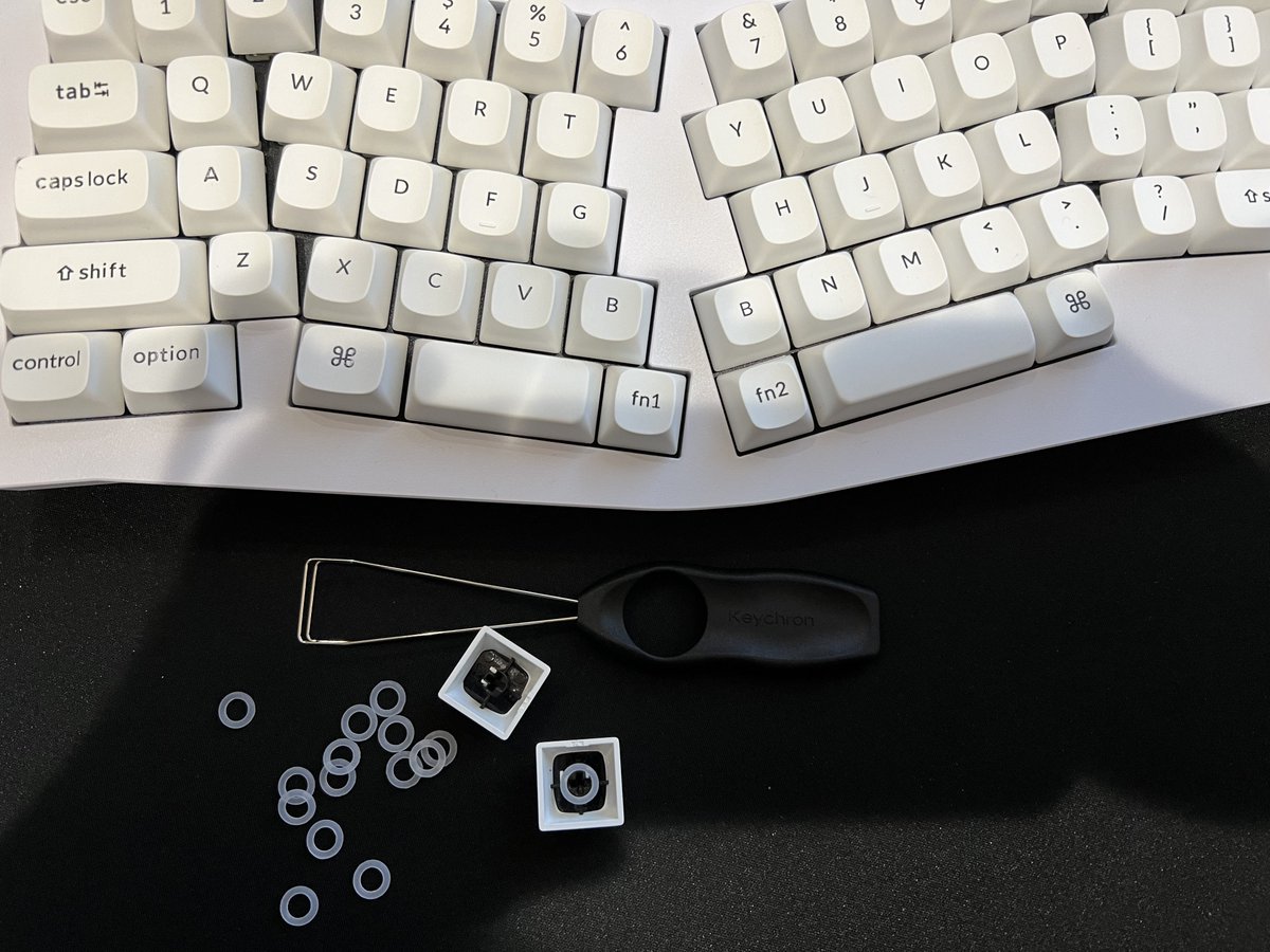 sakuranbon50's tweet photo. #KeychronQ8 のキーキャップに静音化リング付ける作業をしている春の日曜日。
な、何してんだ…_:(´ཀ`」 ∠):_
ちなみにそこそこ静音効果ありますw
#キーボード沼 #Keychron
#キーボードカスタマイズ
#キーボード改造 #キーボード静音化 https://t.co/IiEjb1UELH
