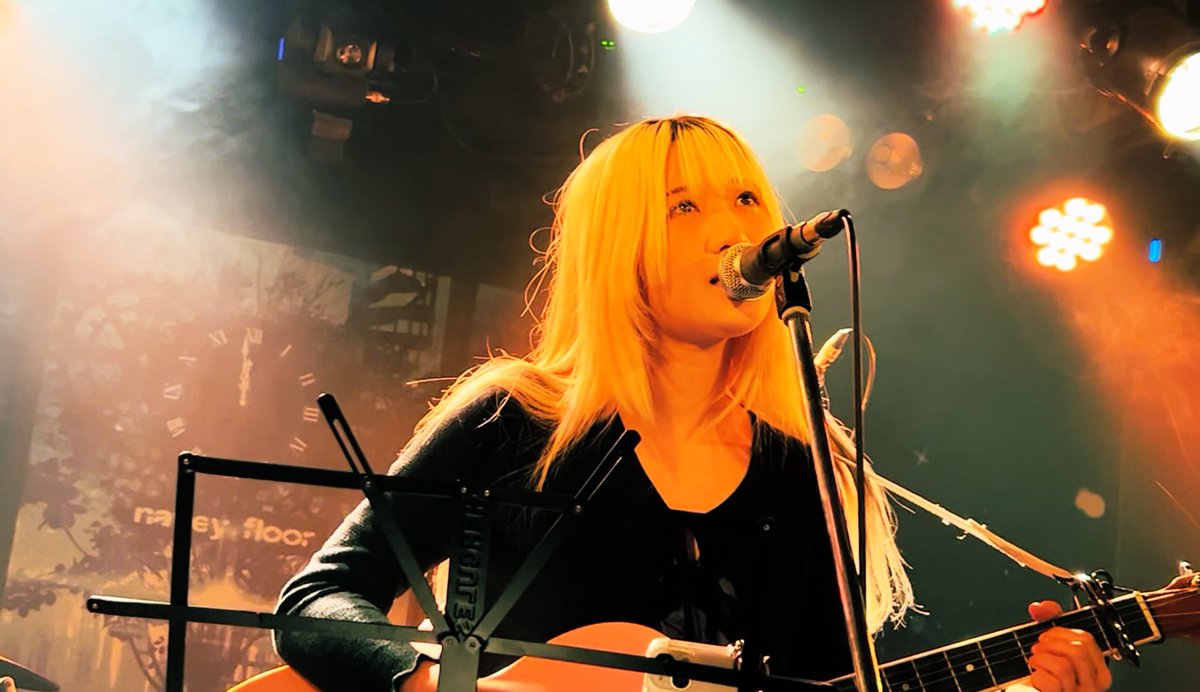 kamikami_t's tweet photo. riwAさん@赤坂naveyfloor

どんぶりたいむさんの活休前企画に出演。
正直圧倒的なvo.力！
弾き語りの方も力入ってきてるのもありますが、凄みすら出てきたし、歌声に泣かされた。
今年はriwAさんも高校生になって益々表現力ついて凄いvo.になると思います。
バンド含めもっと沢山の人に聴いて欲しい。 https://t.co/ICBcJplHX7
