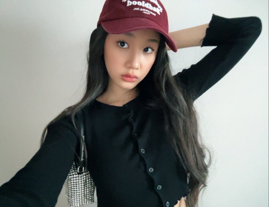 ready for the ultimate girls' activity – another round of fits-check to snap and post! 📸