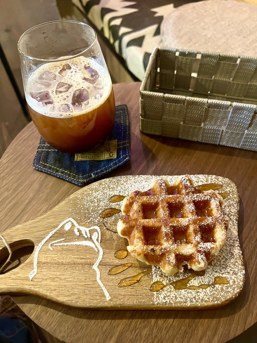 livetakayama's tweet image. なかなか見栄えするワッフルですね
色々選べるようですが、オーソドックスにメイプルシロップにシュガーで…
#下呂温泉　#だもんで