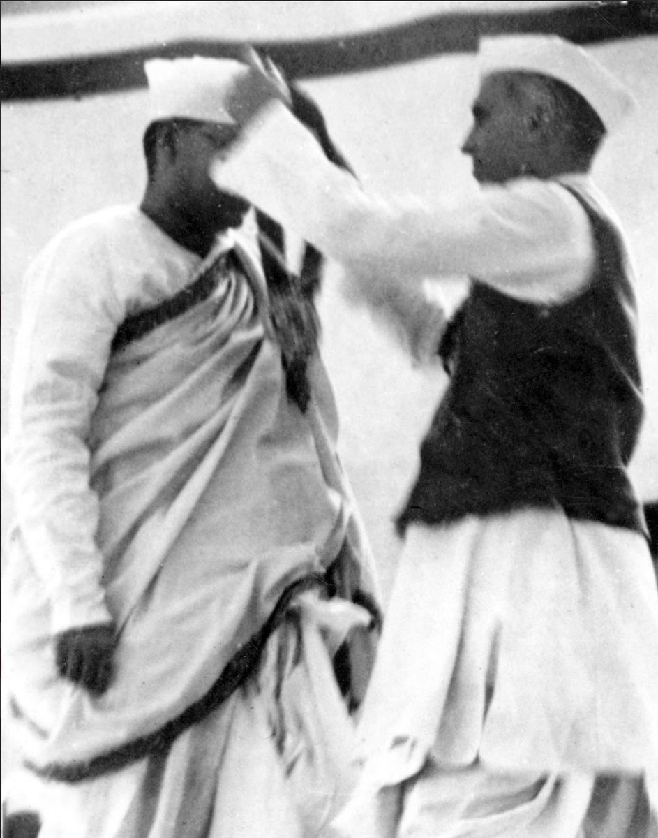 Pandit Jawaharlal Nehru handing over the Presidentship of the Indian National Congress to Netaji Subhas Chandra Bose at Haripura session in 1938.
#nehru #Netaji
