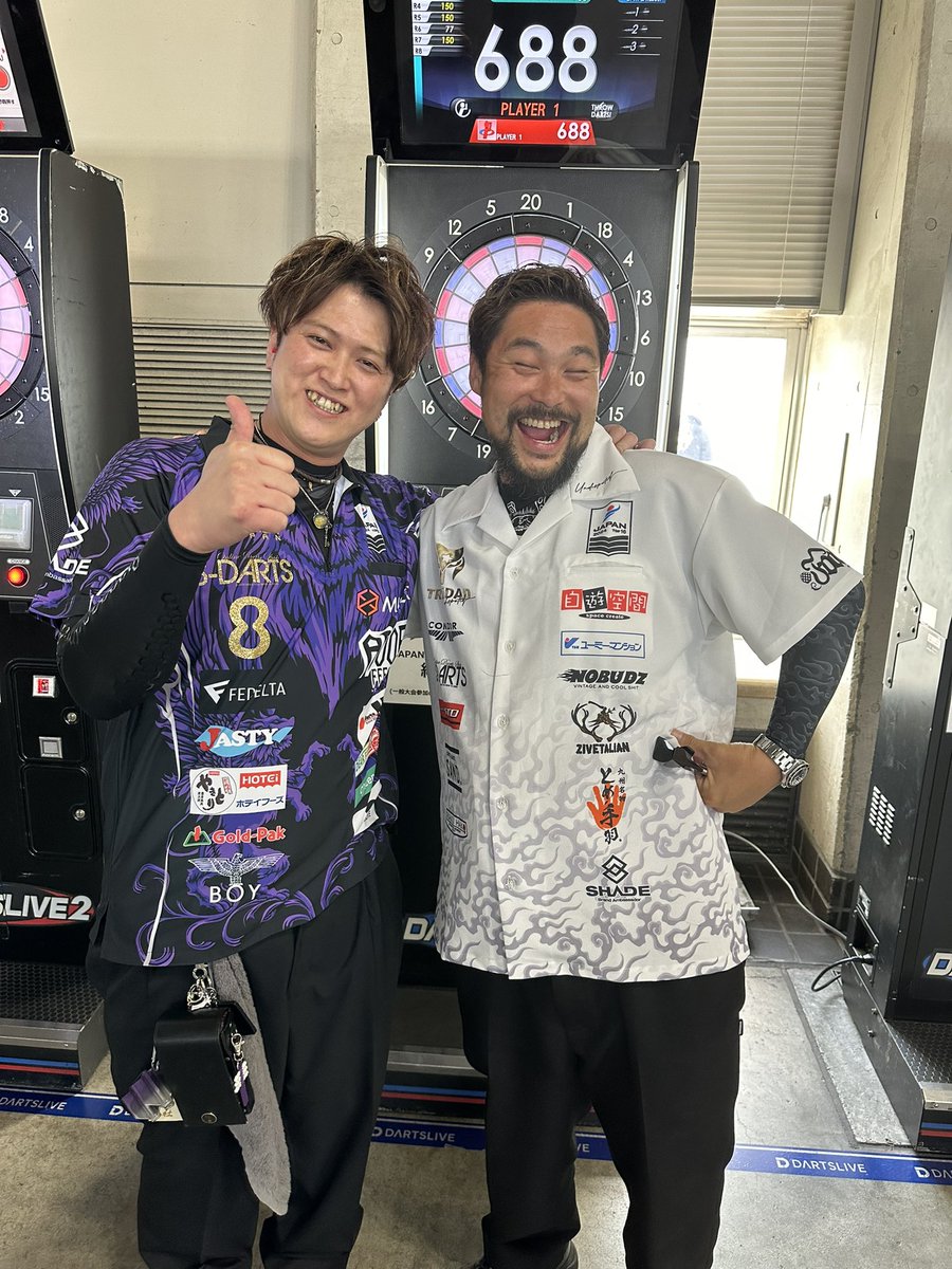 SHADE_CLOTHING's tweet photo. 【大会速報】
4/7(日)JAPAN 2024 STAGE1 愛知🎯
#吹上ホール

JAPAN16決勝は #小野恵太 選手 vs. #山田勇樹 選手のSHADE対決となります！
どちらも頑張ってください👍

https://t.co/JbnkJVnN2i https://t.co/YBbkI0QjMF